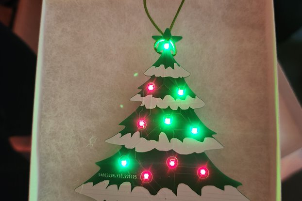 LED Christmas Tree Ornament - Twinkles!