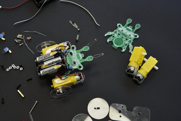 Dusty - DIY robot vehicle that tracks light