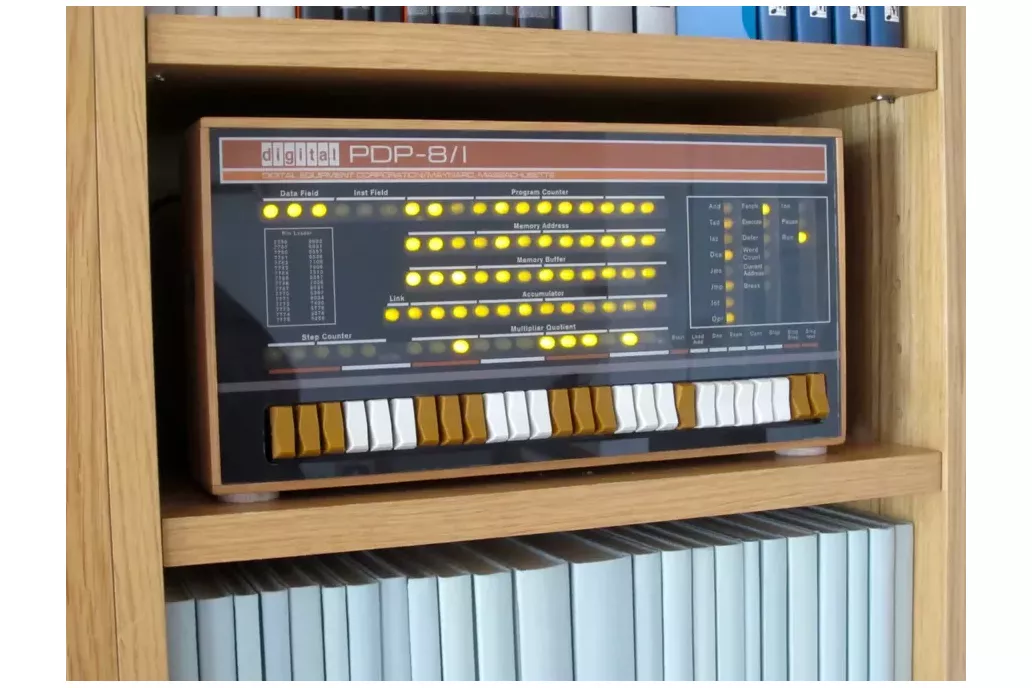 PDP-8 replica kit: the PiDP-8 1
