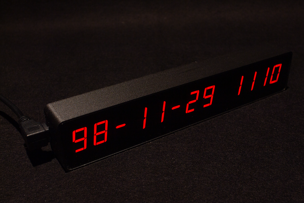 Momentis: A clock for life