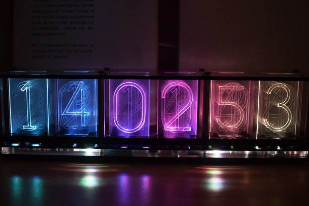 Boldfaced Word Imitate Glow Clock Full Color