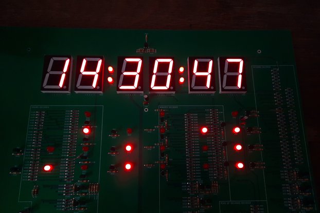 Mega Transistor Clock digital+binary 50/48.5x37 cm