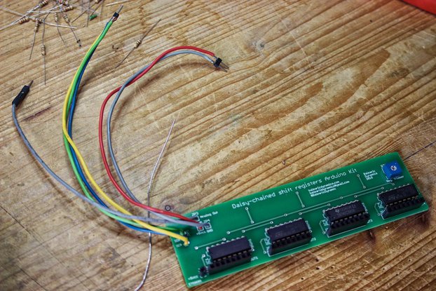 Daisy-chained Shift Registers Board Arduino kit
