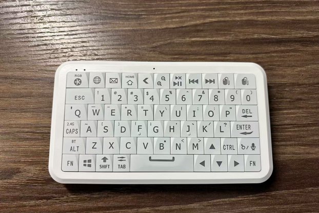 small keyboard with a motion sensing mouse（white）