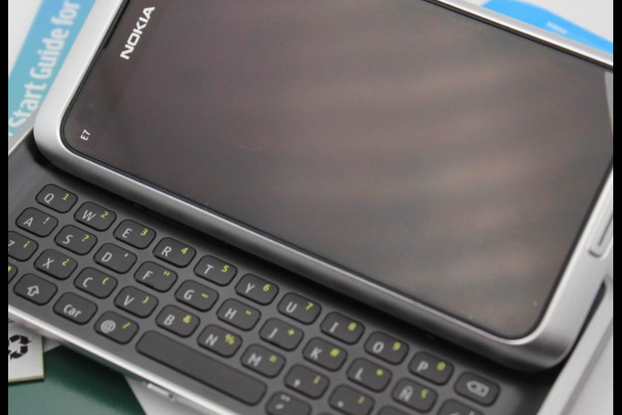 E7-00 Symbian^3 Retro Mobile Phone
