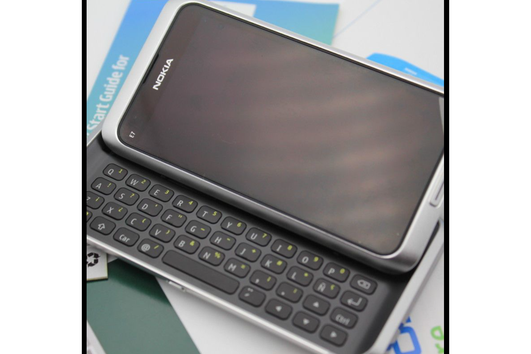 E7-00 Symbian^3 Retro Mobile Phone 1