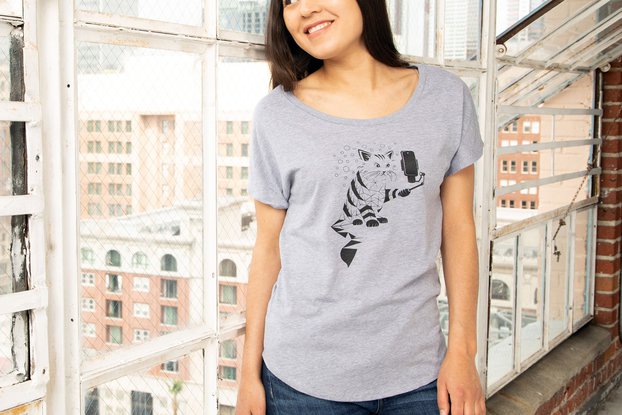 SNAP CAT Womens Loose Fit Graphic T-shirt