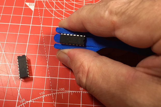 3D Printed DIP IC Lead Straightners