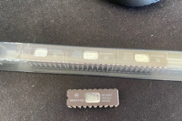 MC68HC705J2 EPROM Reprogrammable Microprocessor