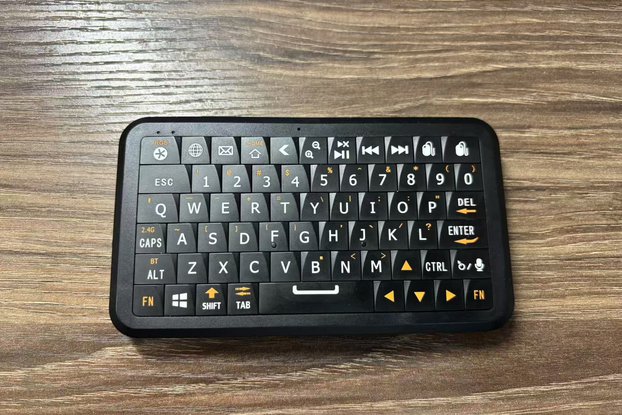 small keyboard with a motion sensing mouse（black）