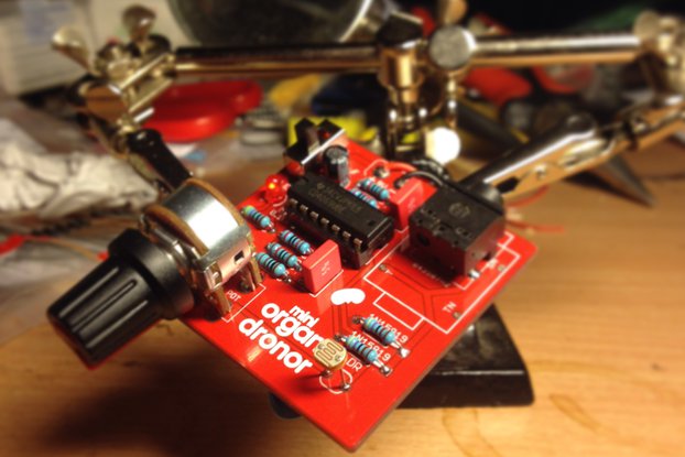 Analog drone synthesizer - The mini Dronor